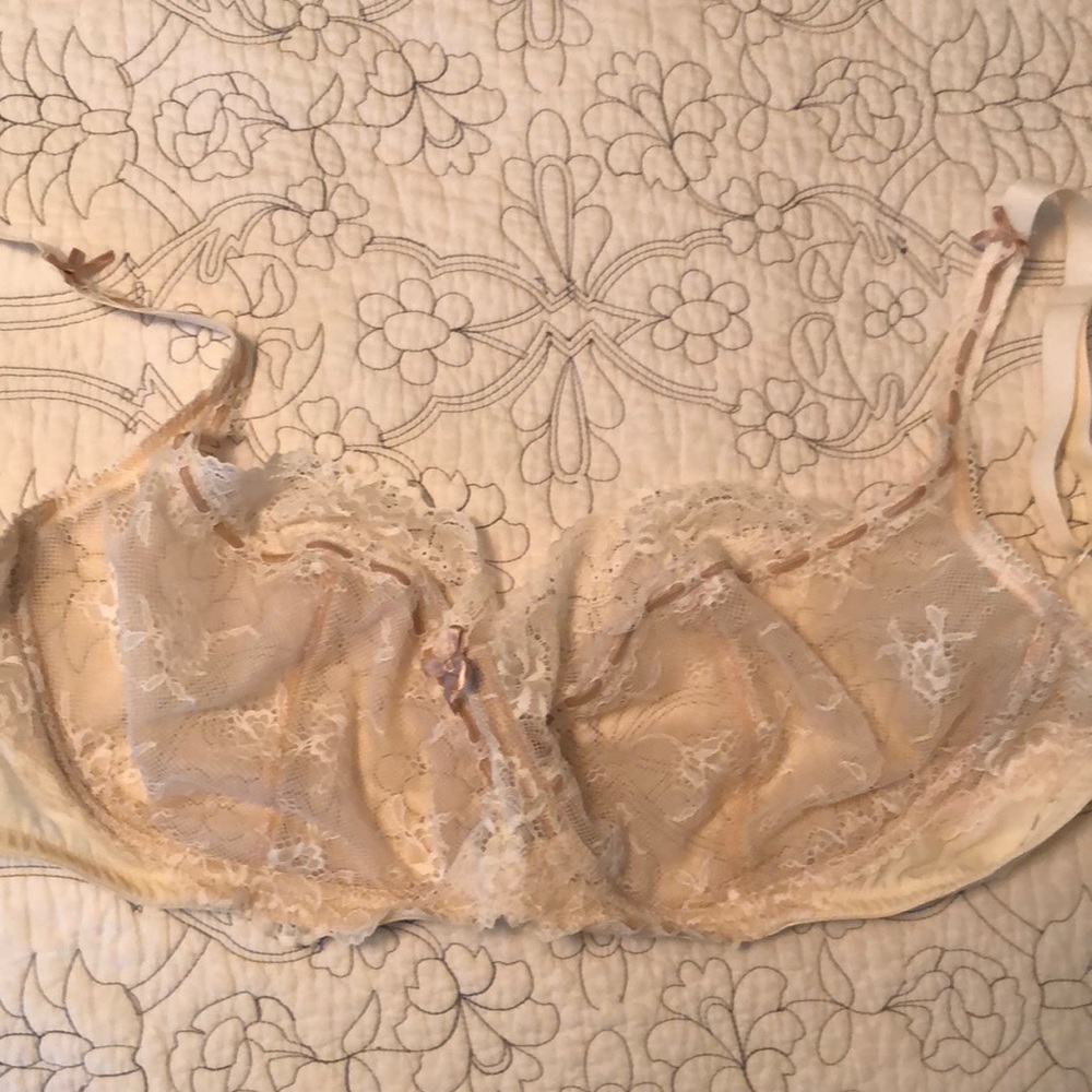 Elle Macpherson lace bra. No underwire.
